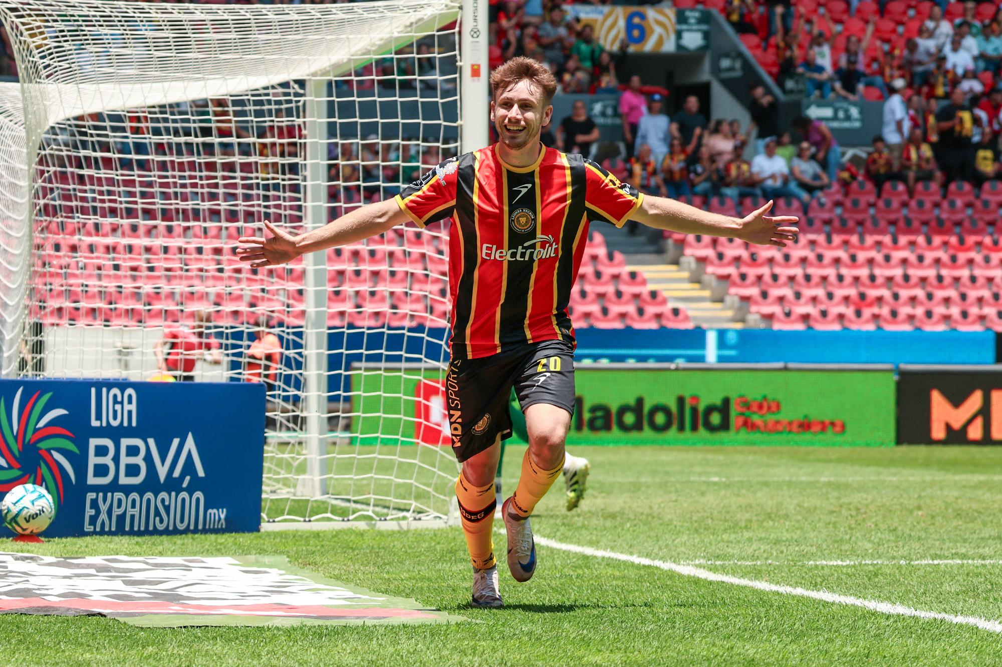 Oscar Gil festeja en el Estadio Jalisco 