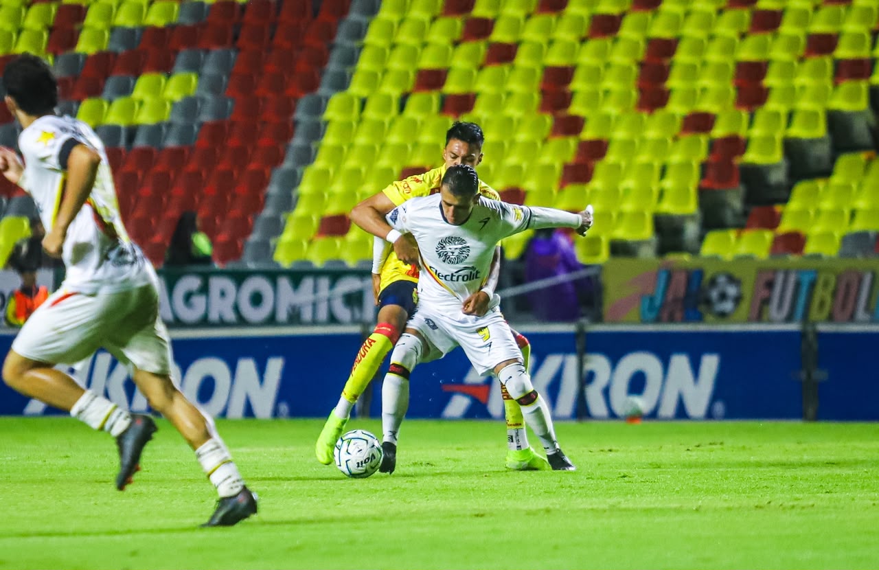 Luis Razo disputa el balón