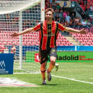 Oscar Gil festeja en el Estadio Jalisco 