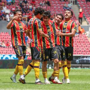Leones celebrando un gol 