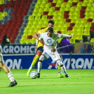 Luis Razo disputa el balón