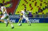 Luis Razo disputa el balón
